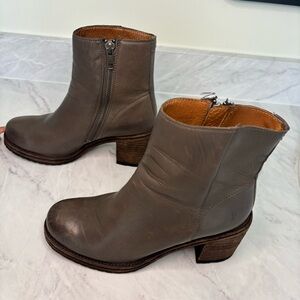 Frye Gray Leather Ankle Boots Women’s 6M Block Heel Booties Side Zip